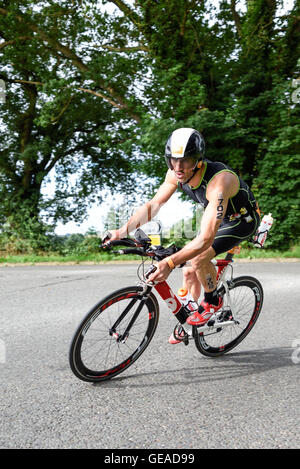 Oxton, Nottinghamshire, Regno Unito. Il 24 luglio, 2016. I concorrenti di tutte le norme di competere nell'estenuante triathlon,nuotare 2.4m,112m bike,e 26.2m. Iniziando e terminando con la Holme pierrepont,National Watersports Centre. Credito: Ian Francesco/Alamy Live News Foto Stock