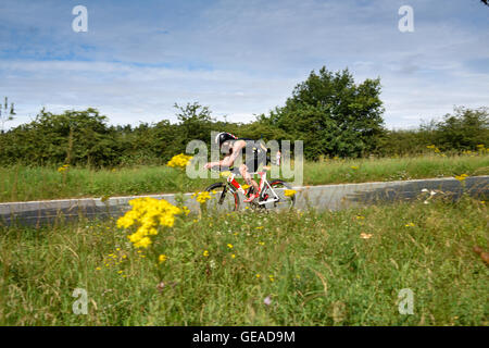 Oxton, Nottinghamshire, Regno Unito. Il 24 luglio, 2016. I concorrenti di tutte le norme di competere nell'estenuante triathlon,nuotare 2.4m,112m bike,e 26.2m. Iniziando e terminando con la Holme pierrepont,National Watersports Centre. Credito: Ian Francesco/Alamy Live News Foto Stock