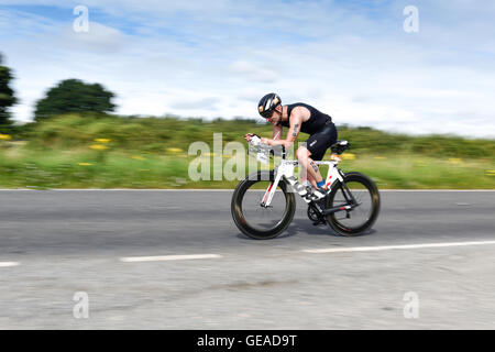 Oxton, Nottinghamshire, Regno Unito. Il 24 luglio, 2016. I concorrenti di tutte le norme di competere nell'estenuante triathlon,nuotare 2.4m,112m bike,e 26.2m. Iniziando e terminando con la Holme pierrepont,National Watersports Centre. Credito: Ian Francesco/Alamy Live News Foto Stock