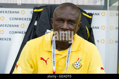 Paderborn, Germania. 22 Luglio, 2016. Ghana nazionale femminile soccer coach Yusif Basigi sul banco di lavoro prima che il gioco come il Tedesco donne squadra di calcio di giocare il Ghana a Paderborn, Germania, 22 luglio 2016. Foto: Guido Kirchner/dpa/Alamy Live News Foto Stock