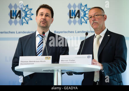 Monaco di Baviera, Germania. Il 24 luglio, 2016. Thomas Steinkraus-Koch, (L) Procuratore Capo del Monaco di Baviera Procura I, e Vice Presidente di polizia Werner Feiler intervenendo a una conferenza stampa presso il governo bavarese Ufficio di indagine penale (LKA) sulle riprese a Olympia shopping center (OEZ) dal 22 luglio 2016 a Monaco di Baviera, Germania, il 24 luglio 2016. La fatale ripresa è stata effettuata da un 18-anno-vecchio German-Iranian. Dieci persone sono morte, tra cui l'autore. Foto: Matthias esitano di fronte/dpa/Alamy Live News Foto Stock