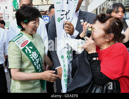 Luglio 24, 2016, Tokyo, Giappone - Giapponese ex ministro della Difesa di Yuriko Koike passeggiate attraverso Jizo Dori, una trafficata via dello shopping popolare tra i ?anziani in Tokyos Sugamo area, su swealtering Domenica, Luglio 24, 2016, che si batte per il Luglio 31 Tokyo gubernatorial elezioni. Con la data del voto a una settimana di distanza, Koike, 64, un newscaster-girare-politico è in testa alla gara senza alcun supporto da parte del suo stesso partito, la sentenza del Partito liberale democratico. (Foto di Natsuki Sakai/AFLO) AYF -mis- Foto Stock