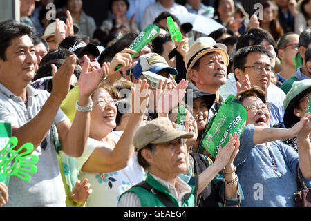 Luglio 24, 2016, Tokyo, Giappone - Una folla esulta come ex giapponese il Ministro della Difesa di Yuriko Koike offre il suo discorso nella sua ultima settimana di campagna elettorale per il Luglio 31 Tokyo gubernatorial elezione davanti Tokyos Sugamo railroad station su swealtering Domenica, 24 luglio 2016. Koike, 64, un newscaster-girare-politico secondo come riferito sta conducendo la gara senza alcun supporto da parte del suo stesso partito, la sentenza del Partito liberale democratico. (Foto di Natsuki Sakai/AFLO) AYF -mis- Foto Stock