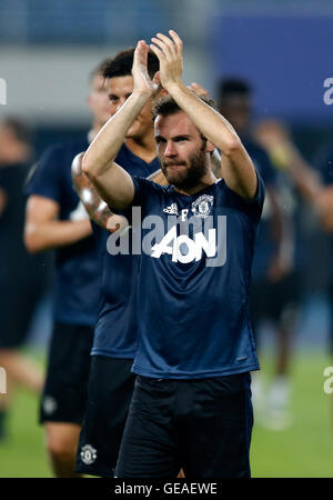 (160724) -- PECHINO, luglio 24, 2016(Xinhua) -- Juan Mata del Manchester United saluta gli spettatori dopo la sessione di formazione per la partita contro il Manchester City di 2016 International Champions Cup in Cina il torneo di calcio a Olympic Sports Center Stadium di Pechino in Cina il 24 luglio 2016. Il derby si terrà presso lo stadio nazionale, o il Bird's Nest, lunedì. (Xinhua/Wang Lili) Foto Stock