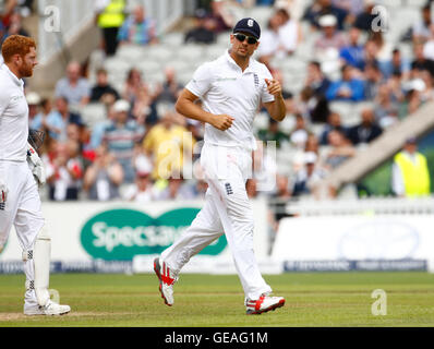 24.07.2016. Old Trafford Cricket Ground, Manchester, Inghilterra. International Cricket seconda prova Investec tra Inghilterra e Pakistan. Inghilterra battitore Alastair capitano Cook corre off il passo alla fine del Pakistan 1° inning. Pakistan erano tutti fuori per 198 in risposta all'Inghilterra del primo inning totale di 589-8. Foto Stock