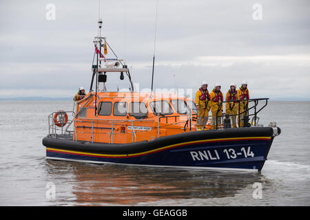 Fleetwood, Regno Unito. Il 24 luglio, 2016. Fleetwood scialuppa di salvataggio del personale della stazione a bordo della loro nuova Shannon-class scialuppa di salvataggio, il 'Kenneth James Pierpoint', durante l'annuale "scialuppa di salvataggio giorno di festa in città. Credito: Michael Buddle/Alamy Live News Foto Stock