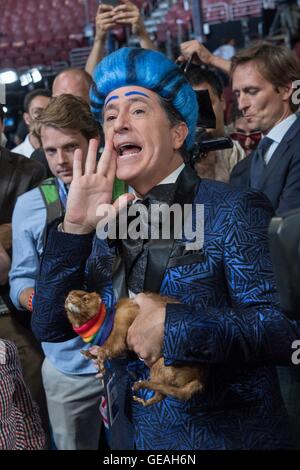 Philadelphia, Pennsylvania, USA. Il 24 luglio, 2016. Il comico Stephen Colbert, grida per il palco vestito in costume durante le riprese di una scenetta sul pavimento della Convenzione Nazionale Democratica Luglio 24, 2016 a Philadelphia, Pennsylvania. Colbert apparve vestito come Caesar Flickerman dalla fame giochi e continua a fungere da ultima settimane Convention repubblicana. Credito: Planetpix/Alamy Live News Foto Stock