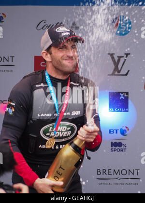 Portsmouth, Regno Unito, 24 luglio 2016. sir ben ainslie spruzza champagne sul podio dopo aver vinto la regata alla coppa america world series a Portsmouth. Credito: simon evans/alamy live news Foto Stock