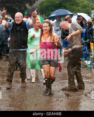 Perth, Scotland, Regno Unito. Il 24 luglio, 2016. Festaioli a riavvolgere 80s festival Scone Palace ,Perth,Scozia,UK,Dancing in the Rain Credito: Derek Allan/Alamy Live News Foto Stock