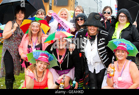 Perth, Scotland, Regno Unito. Il 24 luglio, 2016. Festaioli a riavvolgere 80s festival Scone Palace ,Perth,Scozia,UK,sotto la pioggia Credito: Derek Allan/Alamy Live News Foto Stock