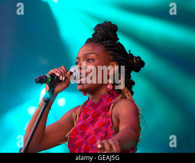 Perth, Scotland, Regno Unito. Il 24 luglio, 2016. Shingai Shoniwa,di Noisettes,canta al festival di riavvolgimento canta al Festival di riavvolgimento,Scone Palace,Perth,Scozia,UK Credit: Derek Allan/Alamy Live News Foto Stock