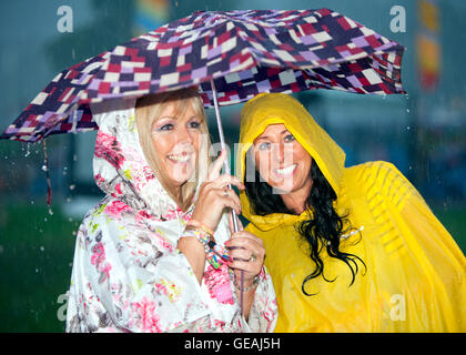 Perth, Scotland, Regno Unito. Il 24 luglio, 2016. Festaioli a riavvolgere 80s festival Scone Palace ,Perth,Scozia,UK, sotto la pioggia Credito: Derek Allan/Alamy Live News Foto Stock