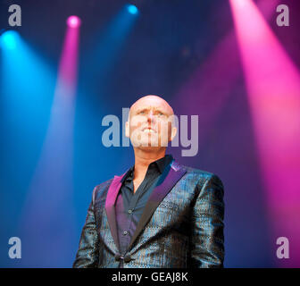 Perth, Scotland, Regno Unito. Il 24 luglio, 2016. Glenn Gregory del cielo 17 canta al festival di riavvolgimento canta al Festival di riavvolgimento,Scone Palace,Perth,Scozia,UK Credit: Derek Allan/Alamy Live News Foto Stock