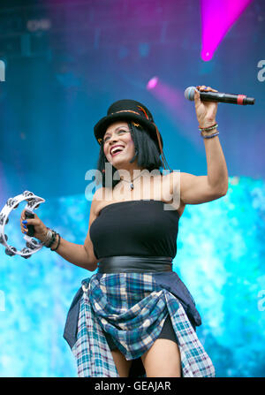 Perth, Scotland, Regno Unito. Il 24 luglio, 2016. Annabella Lwin,da Bow Wow Wow,canta al Festival di riavvolgimento,Scone Palace,Perth,Scozia,UK Credit: Derek Allan/Alamy Live News Foto Stock