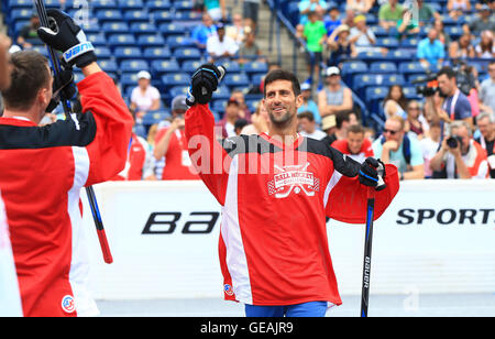 Toronto, Canada. Il 24 luglio, 2016. Tennista serbo Novak Djokovic (R) celebra dopo il punteggio durante una sfera Hockey gioco di sfida davanti al suo 2016 Rogers Cup corrisponde a Toronto, Canada, 24 luglio 2016. Credito: Zou Zheng/Xinhua/Alamy Live News Foto Stock