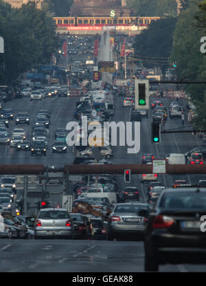 Berlino, Germania. 21 Luglio, 2016. Il traffico nella parte interna della città di Berlino, Germania, 21 luglio 2016. Foto: PAOLO ZINKEN/dpa/Alamy Live News Foto Stock