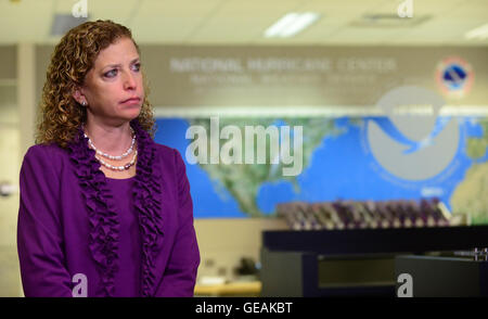 MIAMI, FL - 01 giugno: Debbie Wasserman Schultz U.S. Rappresentante (FL-23) assistere l'avvio di stagione degli uragani news conferenza in occasione del NOAA National Hurricane Center su Giugno 01, 2015 a Miami Beach, in Florida. Credito: MPI10 / MediaPunch Foto Stock