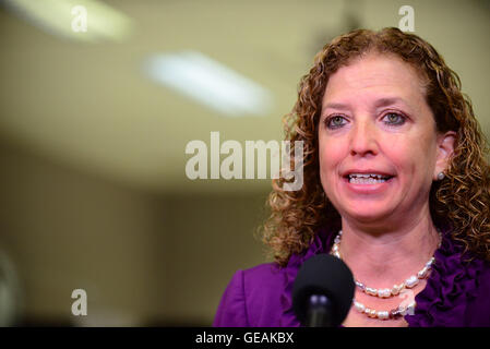 MIAMI, FL - 01 giugno: Debbie Wasserman Schultz U.S. Rappresentante (FL-23) assistere l'avvio di stagione degli uragani news conferenza in occasione del NOAA National Hurricane Center su Giugno 01, 2015 a Miami Beach, in Florida. Credito: MPI10 / MediaPunch Foto Stock