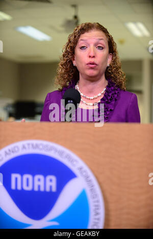 MIAMI, FL - 01 giugno: Debbie Wasserman Schultz U.S. Rappresentante (FL-23) assistere l'avvio di stagione degli uragani news conferenza in occasione del NOAA National Hurricane Center su Giugno 01, 2015 a Miami Beach, in Florida. Credito: MPI10 / MediaPunch Foto Stock