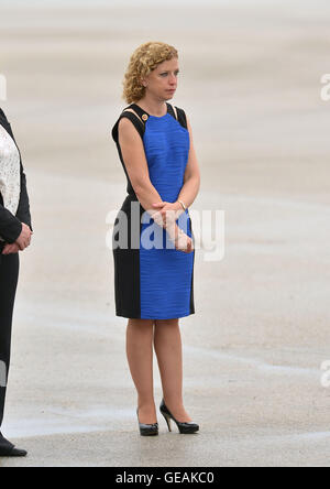 MIAMI, FL - 12 giugno: Presidente DNC/ U.S. Sost. Debbie Wasserman Schultz arriva a salutare il Presidente Barack Obama a Miami per un privato di DNC evento di raccolta fondi presso l'Aeroporto Internazionale di Miami presso il 12 giugno 2013 a Miami in Florida. © MPI10/MediaPunch Inc Foto Stock