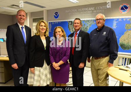 MIAMI, FL - 01 giugno: Bryan Koon, direttore, Stato della Florida per la gestione di interventi di emergenza, Leslie Chapman-Henderson, CEO di Alleanza federale per abitazioni sicure (FLASH), Debbie Wasserman Schultz U.S. Rappresentante (FL-23), Rick Knabb, Ph.D., direttore, NOAA National Hurricane Center e Craig Fugate, amministratore, Federal Emergency Management Agency frequentare l inizio della stagione degli uragani news conferenza in occasione del NOAA National Hurricane Center su Giugno 01, 2015 a Miami Beach, in Florida. Credito: MPI10 / MediaPunch Foto Stock