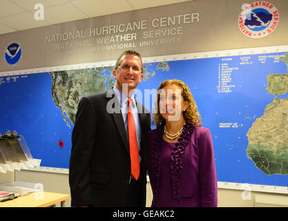 MIAMI, FL - 01 giugno: Rick Knabb, Ph.D., direttore, NOAA National Hurricane Center e Debbie Wasserman Schultz U.S. Rappresentante (FL-23) assistere l'avvio di stagione degli uragani news conferenza in occasione del NOAA National Hurricane Center su Giugno 01, 2015 a Miami Beach, in Florida. Credito: MPI10 / MediaPunch Foto Stock