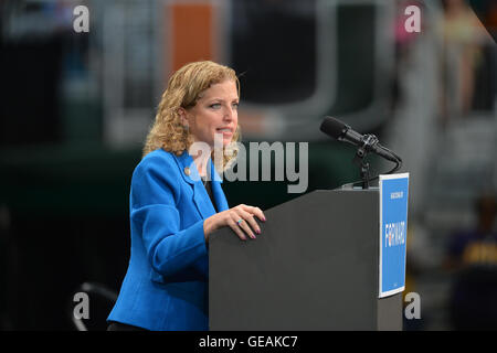 CORAL GABLES, FL - 11 ottobre: sedia DNC Debbie Wasserman Schultz parla parla durante un evento di grassroots con il Presidente Barack Obama presso la banca United Center su ottobre 11, 2012 in Coral Gables, Florida. © MPI10/MediaPunch Inc Foto Stock