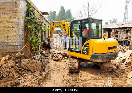 Xingtai cinese nella provincia di Hebei. Xxv Luglio, 2016. Un escavatore lavora per cancellare limi Daxian nel villaggio di Xingtai, nel nord della Cina di nella provincia di Hebei, 25 luglio 2016. Un totale di 1.684 milioni di persone sono state colpite a causa di piogge torrenziali dal 19 luglio al 21. Credito: Zhu Xudong/Xinhua/Alamy Live News Foto Stock