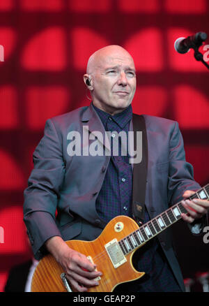 Perth, Scotland, Regno Unito. Il 24 luglio, 2016. Midge Ure di Ultravox canta al festival di riavvolgimento canta al Festival di riavvolgimento,Scone Palace,Perth,Scozia,UK Credit: Derek Allan/Alamy Live News Foto Stock