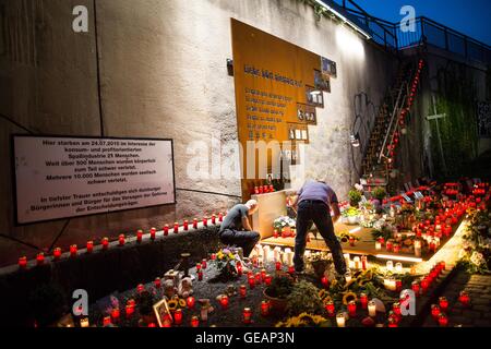 Duisburg, Germania. Il 24 luglio, 2016. Le candele sono state accese con la Loveparade 2010 sito incidente a Duisburg in Germania, 24 luglio 2016. Con la "Notte di mille luci' evento, persone colpite e i membri della famiglia ha reso omaggio alle vittime del 2010 disastro Loveparade di Duisburg. Il 24 luglio 2010, 21 persone sono state uccise in un parapiglia durante l'evento, mentre centinaia di persone hanno subito lesioni. Foto: MAJA HITIJ/dpa/Alamy Live News Foto Stock