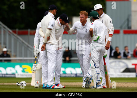 Old Trafford Cricket Ground, Manchester, Regno Unito. Xxv Luglio, 2016. International Cricket seconda prova Investec tra Inghilterra e Pakistan. Inghilterra battitore Ben Stokes (terza a destra) lascia il campo con una lesione dopo pranzo il 4° giorno. Inghilterra battitore Ben Stokes lascia il campo con una lesione dopo pranzo il 4° giorno. Credito: Azione Sport Plus/Alamy Live News Foto Stock