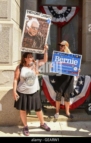 Philadelphia, Stati Uniti d'America. Xxv Luglio, 2016. Convenzione Nazionale Democratica di Philadelphia. Due Bernie Sanders manifestanti stand al di fuori di Filadelfia Municipio della Città Credito: Don Mennig/Alamy Live News Foto Stock