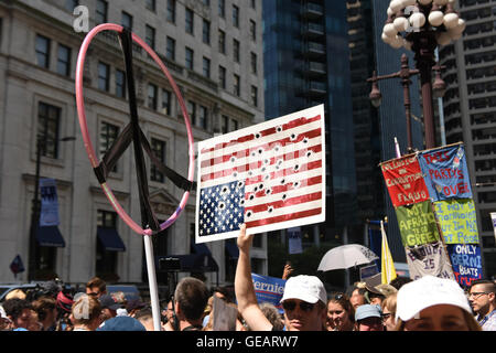 Philadelphia, Stati Uniti d'America. Xxv Luglio, 2016. Convenzione Nazionale Democratica di Philadelphia. Segni di protesta al di sopra del Bernie Sanders rally al di fuori di Filadelfia Municipio della Città Credito: Don Mennig/Alamy Live News Foto Stock