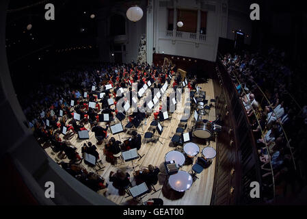 Casa Municipale di Praga. Xxv Luglio, 2016. Concerto della Carnegie Hall - National Youth Orchestra degli Stati Uniti d'America (NYO-USA) guidato da Valery Gergiev in Casa Municipale, Praga, Repubblica ceca, 25 luglio 2016. © Michal Dolezal/CTK foto/Alamy Live News Foto Stock