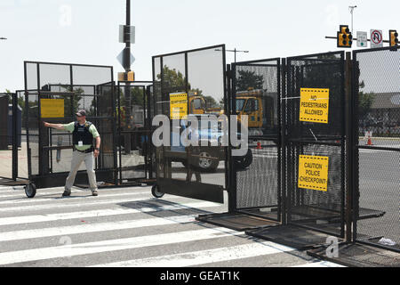 Philadelphia, Stati Uniti d'America. Xxv Luglio, 2016. Convenzione Nazionale Democratica in Philadelphia.guardie proteggere l'ingresso alla Convenzione Nazionale Democratica al di fuori del Wells Fargo Center di Philadelphia, Pennsylvania Credito: Don Mennig/Alamy Live News Foto Stock