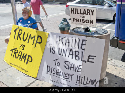 Philadelphia, Pennsylvania, USA. Il 24 luglio, 2016. Bob Kunst, 74 di Miami Beach, Florida, un pioniere internazionale dei Diritti dei Gay e presidente di Shalom International, impostare la sua protesta al di fuori il Pennsylvania Convention Center precedente al 2016 Convenzione Nazionale Democratica che si terrà presso la Wells Fargo Center di Philadelphia, Pennsylvania, domenica 24 luglio, 2016. Kunst era anche in Cleveland protestando prima della Convention repubblicana in Cleveland Ohio.Credit: Ron Sachs/CNP. Credito: Ron Sachs/CNP/ZUMA filo/Alamy Live News Foto Stock