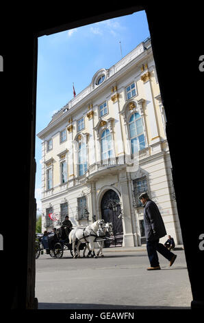 Ballhausplatz e la Cancelleria federale con Fiaker (carrello), Austria, Vienna Wien Foto Stock