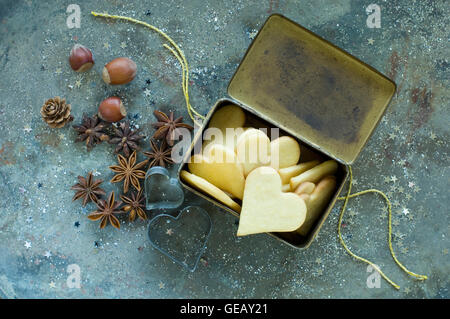 A forma di cuore biscotti di Natale in un vecchio barattolo di latta Foto Stock