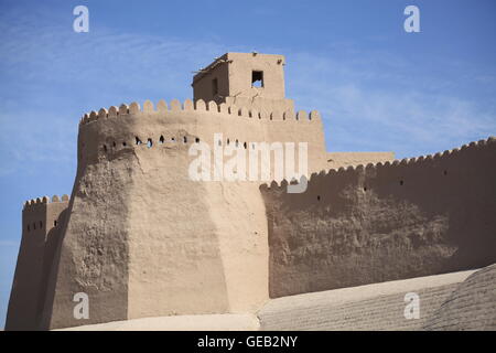 Antica Kuhna Arca fortezza e ad ovest le mura della città di Khiva, Uzbekistan Foto Stock