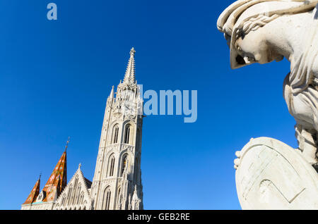 Budapest: Szentharomsag ter ( Santa Trinità Square ) con la Chiesa di San Mattia e una statua di Pallade Atena (scudo con lo stemma di Foto Stock