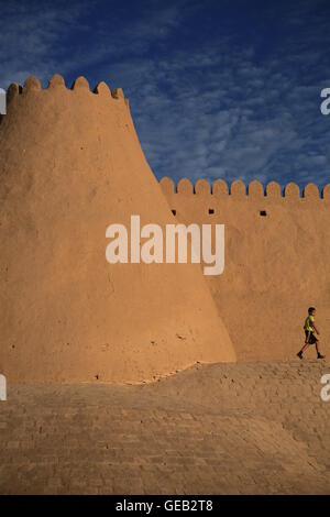 Ovest di antiche mura della città di Khiva, Uzbekistan Foto Stock