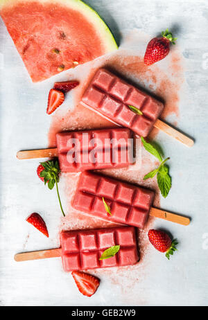 Anguria fragola gelato popsicles con la menta su acciaio sullo sfondo del vassoio Foto Stock