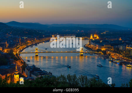 Budapest: vista dalla collina Gellert sul Danubio con il ponte della catena, il Parlamento, Ungheria, Budapest, Foto Stock