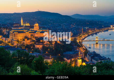 Budapest: vista dalla collina Gellert sul Danubio con il Ponte della Catena , il Castello di Buda , la chiesa di San Mattia, Ungheria, Budapest, Foto Stock