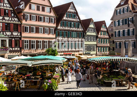 Settimanale fresco farmers market sulla storica piazza del mercato, nella città vecchia di Tubinga, Germania Foto Stock