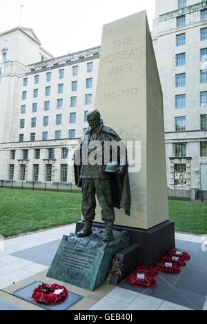 Un memoriale per i soldati britannici nella guerra coreana sulla Victoria Embankment Gardens al di fuori del Ministero della Difesa. Foto Stock