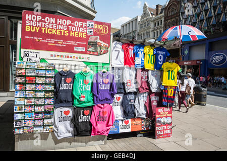 Pressione di stallo di strada di Oxford Street nel West End di Londra, Regno Unito Foto Stock