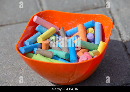 Colorate differenti chalk in orange cup Foto Stock