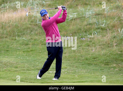 Stati Uniti d'America's Tom Watson prende il suo secondo colpo sul secondo foro durante il giorno quattro del 2016 Senior Open Championship a Carnoustie Golf Links. Stampa foto di associazione. Picture Data: domenica 24 luglio, 2016. Vedere PA storia GOLF Carnoustie. Foto di credito dovrebbe leggere: Jane Barlow/filo PA. Restrizioni: Utilizzo soggetto a restrizioni. Solo uso editoriale. Uso non commerciale. Chiamate il numero +44 (0)1158 447447 per ulteriori informazioni. Foto Stock