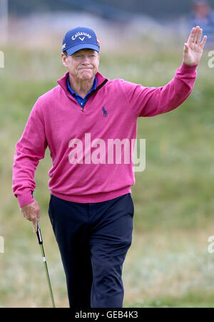 Stati Uniti d'America's Tom Watson sul primo verde durante il giorno quattro del 2016 Senior Open Championship a Carnoustie Golf Links. Foto Stock